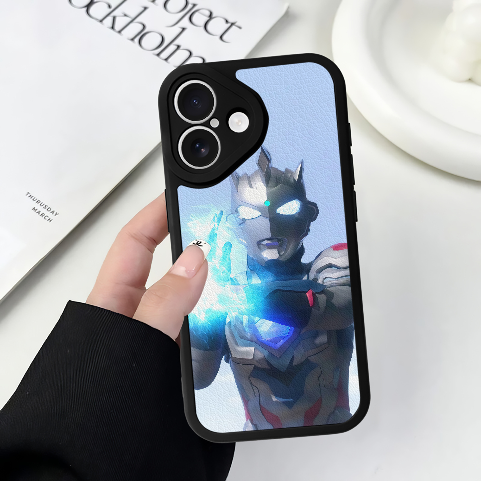 （画像用） ウルトラマン Ultraman 【iPhone 16シリーズ対応】シリコンスマホケース（レザー調） 材質：シリコン
